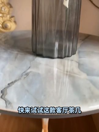 快来试试这款客厅茶几小桌子吧!它不仅颜值超高,而且非常实用, 配有可调节的角度,满足您各种需求。不用时还可以折叠起来,特别适合小型家庭或者经常外出的人用哦。无论是在家还是在户外都很适用,移动也很方便,随时随地都能拿出来用。这么精致的小桌你还在犹豫什么?赶紧下单购买吧!客厅茶几小桌子网红沙发圆岩板边几简约小边桌置物架创意阳台现代#客厅茶几小桌子 #网红沙发圆岩板边几 #简约小边桌 #茶几小桌子家用