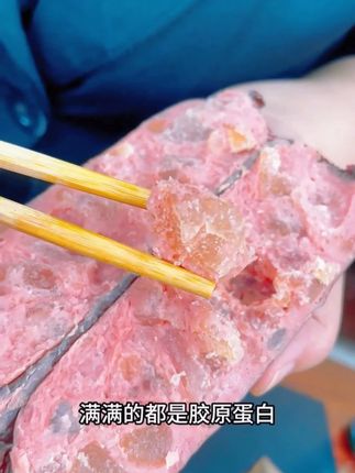 这个俄罗斯风味牛筋肠 他跟你之前吃的鸡肉肠猪肉肠完全不一样 这个牛筋肠真的是香迷糊了!掰开肉眼可见的大块牛筋,吃起来贼有嚼劲#牛筋肠 #好吃到停不下来