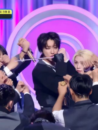 中华人努力solo吧!!! SEVENTEEN 《MAESTRO》一键换装 舞台混剪丝滑转场 @携程编辑部(在追星 在旅行... #seventeen #maestro #携程SEVENTEEN门票许愿池 #舞台混剪 #一键换装 崔胜哲(S.COUPS)、尹净汉(JEONGHAN)、洪知秀(JOSHUA)、文俊辉(JUN)、权顺荣(HOSHI)、全圆佑(WONWOO)、李知勋(WOOZI)、李硕珉(DK)、金珉奎(MINGYU)、徐明浩(THE8)、夫胜宽(SEUNGKWAN)、崔韩率(VERNON)、李灿(DINO)