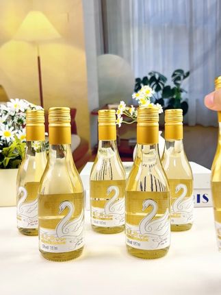 好喝到包砸的甜白葡萄据,谁懂这口果香的微醺感,12度微醺,氛围感直接拉满#夏日饮品 #果酒