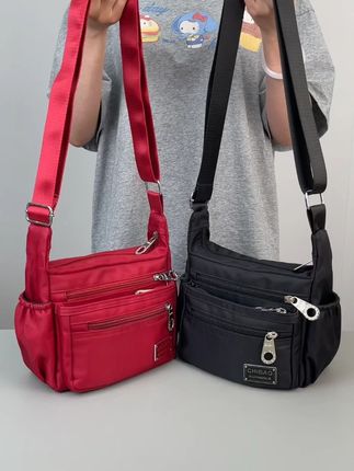 轻便牛津布单肩斜挎包 采用高品质牛津布材质,轻便耐用,适合日常通勤和休闲出行。#单肩斜挎包#牛津布包#美包分享#中年妈妈包