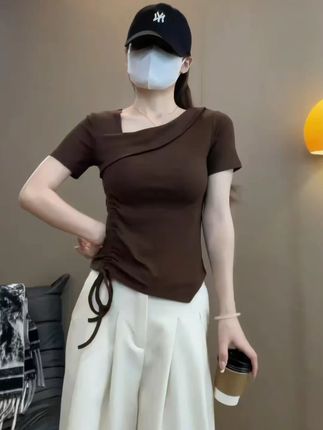 真的很喜欢这种有设计感的上衣,而且还是正肩设计,上身遮肉又显瘦,关键是面料柔软舒适穿到到190斤,微胖姐妹一定去试试!#显瘦穿搭  #谁穿谁好看  #微胖女生  #正肩t恤 #显瘦遮肉