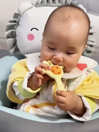 口欲期给宝宝安排了#牙胶 #手摇铃 能练习抓握追听还可以安抚宝宝情绪全身软硅胶带悦耳的铃声宝宝很喜欢#母婴好物 #宝宝牙胶 #哄娃神器