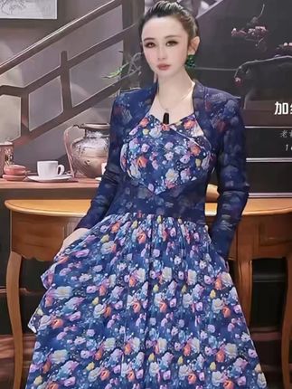 #优雅气质 #碎花连衣裙 #加绒连衣裙 #谁穿谁好看 #遮肉显瘦