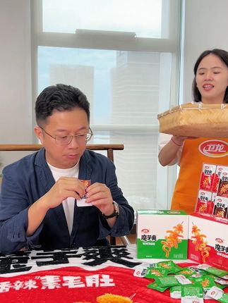直播间活动也太给力了啊,赶紧安排起来#吃货必备 #辣条 #零食大礼包
