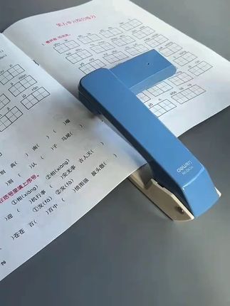 ··得力可旋转订书机学生用订书器家用型多功能办公钉厚书省力订书机