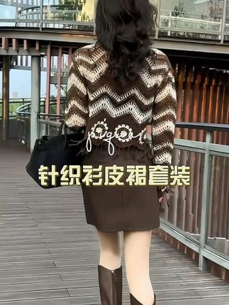 早秋新款法式两件套,黑白配色特别基础百搭,穿多久都不会过时!上衣宽宽松松的特别藏肉,搭配A字短裙胯宽腿粗屁股大都能修饰的很好!#遮肉显瘦#早秋穿搭#皮裙套装#谁穿谁好看系列