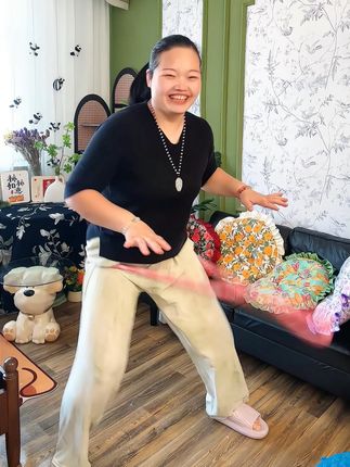 这个软弹簧呼啦圈真好用,我三分钟就学会了,出了好多汗#呼啦圈 #软呼拉圈 #健身 #锻炼 #运动