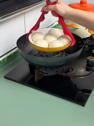 这个取碗夹真的太实用了,三合一的设计,以后端热菜热饭再也不怕 三合一防烫夹取碗夹厨房硅胶夹盘夹碗两用防滑碗钳家用创意提盘器