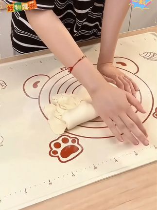 好用不沾面的揉面垫,做面食真的太好用啦!不跑不溜好清理#揉面垫 #硅胶揉面垫