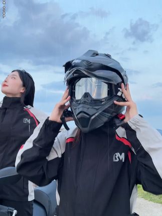 雨天骑行属性拉满,防水颜值都在线,骑友群已经卖断货了!#女骑 #摩托车 #机车 #摩旅 #雨衣套服