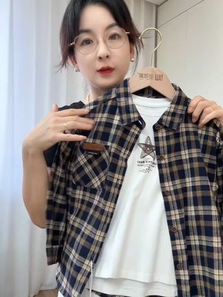 全棉的衬衫 格形颜色很洋气哦