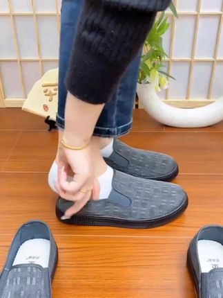 家人们,给咱爸安排上这双意迪森春季男士爸爸鞋呀!老北京布鞋的经典款式,休闲又百搭。大码设计很贴心,春秋穿正合适。而且超舒适,透气性也超棒,中老年人穿上走路都轻松不少!赶紧下单!#爸爸鞋 #老北京布鞋 #中老年穿搭 #舒适鞋子 #春季单品