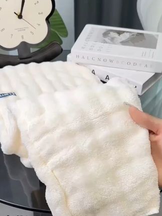 洗完头就用这个干发帽包起来,减少吹风机对头发的损伤,干发帽呢要定期跟换,这款一片式的干发帽,柔软亲肤不掉毛絮,好用价格实惠