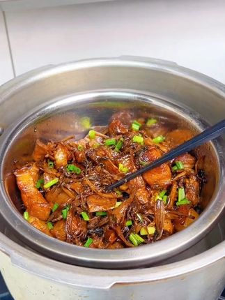 都知道梅干菜蒸肉好吃,但没想到梅干菜笋干蒸肉更好吃! 五花肉吸满了梅菜笋干的鲜香, 入口即化肥而不腻超级下饭#家常菜  #下饭菜  #梅干菜笋干