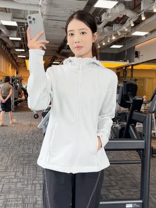 跑步“半点忧愁不需记, 半点明媚映心田” #冲锋衣 #户外运动服饰 #秋冬穿搭 #运动休闲