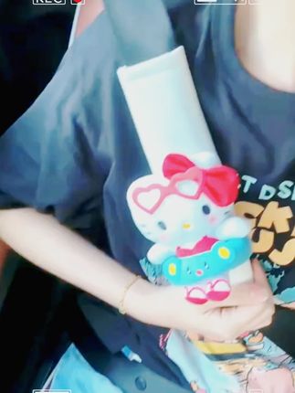 男朋友给我准备的kitty 护肩套也太阔爱了吧 #少女心爆棚 #也太可爱了吧 #汽车礼物 #毛绒公仔 #hellokitty 卡通凯蒂猫护肩套车内装饰衣服防磨可爱女生饰品摆件送朋友礼物