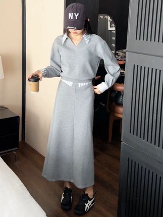 休闲又时尚!灰色假两件拼接长裙超赞 宝子们,这条灰色假两件拼接长裙太有休闲时尚感啦~整体灰色调简约百搭,假两件设计巧妙融合了衬衫领等元素,增添层次感与设计感,长裙版型休闲自在又能修饰身形,轻松打造出休闲时尚的造型。日常出门逛街、和朋友去咖啡馆,或者进行轻松的活动,穿这条长裙都超合适,搭配休闲鞋,简约又舒适,谁穿谁是休闲时尚达人~#套装 #时髦精 #谁穿谁好看 #大码女装 #减龄穿搭