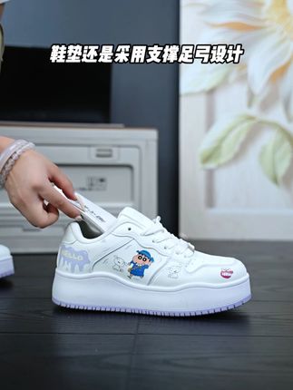少女心炸裂!小新涂鸦白紫板鞋,云感鞋垫软过棉花糖,宿舍党狂喜 #蜡笔小新·鞋类旗舰店 #好鞋推荐 #百搭鞋子 #增高鞋 #热点