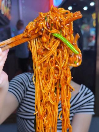 感受一下重庆的特色美食,麻辣鲜香的豌杂小面、确实香! #美食推荐 #重庆豌杂面 #地方特色美食 #特色小吃