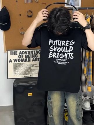 宝子们,2025夏季潮搭神器来啦!这款复古重磅字母印花短袖,满满的学院风,宽松版型超舒适,男女都能穿,当情侣装也超合适。穿上它,你就是街头最靓的仔,赶紧和对象一起冲!#复古短袖  #学院风穿搭  #情侣T恤  #2025夏季潮流  #潮牌单品