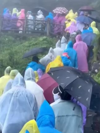 #一次性雨衣 #加厚雨衣 #便携雨衣 #长款雨衣 #一次性雨衣球便携雨衣 一次性雨衣成人加厚户外登山徒步雨披长款全身防暴雨儿童便携雨衣