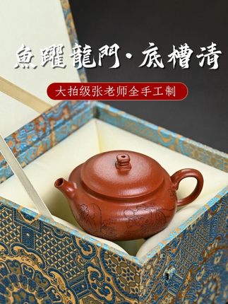 【鱼跃龙门·180cc】 壶身线条简练,柔中有刚,流、把、扭刚中带柔,上敛下丰,渐次舒展,充满张力,借刻绘之妙装饰鱼跃龙门,寓意突破进去,平步青云,完美再现了宫廷器物风韵,令人赏心悦目。#紫砂壶 #高端茶器 #鱼跃龙门 #茶器之美