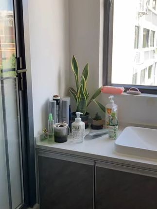 这加大尺寸的油利除洗碗巾 打湿水去用吸油不沾油,连洗洁精都省了,擦的干净好清洗,太方便了#油利除洗碗巾 #好物推荐🔥 #在抖音入手的好东西 #无限回购的宝藏单品 #男士神仙单品