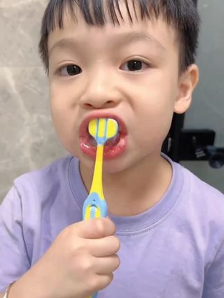 给孩子换成这个牙刷吧,三面柔软刷丝温和清洁小牙齿,可可爱爱的造型孩子都很喜欢#儿童牙刷