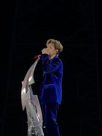 属于我的十万伏特收官了 这次破天荒的选了早班机回上海,从南宁机场起飞拉开遮光板的一瞬间,光迫不及待的冲了出来,我想明年应该是不错的一年⚡️#神级现场 #汪苏泷 #我的追星日记 #末班飞行#演出不戒断