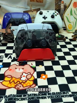 索尼ps5手柄配件||自动对位 高效智能充电底座 #索尼ps5 #ps5 #ps5手柄 #ps5配件推荐 #好物推荐🔥 PS5 手柄充电不用调!自动对位超方便,1:1 弧度不刮伤,小体积好收纳~ 怕 PS5 手柄划伤?选这底座!1:1 弧度贴合,不压腰杆还快充,省心~ 桌面窄没地儿?PS5 底座超小!自动对位充电快,防过充稳电压~