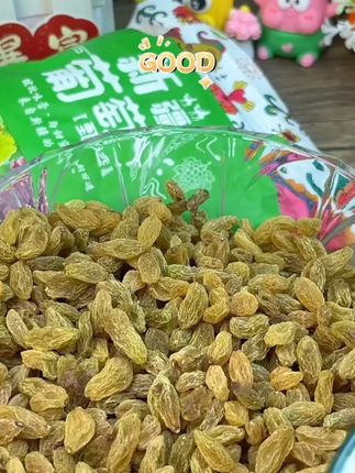 这个新疆绿宝石葡萄干,酸甜交织,嚼劲满满,大人小孩都爱吃!#零食推荐 #休闲零食 #好吃到停不下来