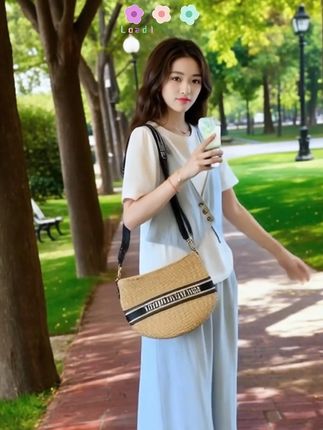 𝗱𝗮𝗶𝗹𝘆 这种穿搭我真的爱!! 🐰ིྀ 这样穿也太神仙了吧!浅蓝吊带裙+白T叠穿,凉爽又遮肉,秒变法式少女。编织包+墨镜,慵懒又高级,街头拍大片绝了!#夏季新款 #每日搭配分享👗时尚穿搭 #穿出高级感 #显高显瘦显腿长