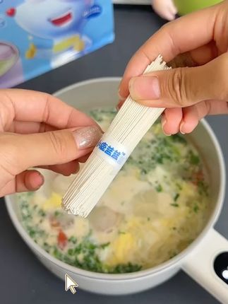 家里有6个月以上宝宝的,快来薅#小鹿蓝蓝 家的婴幼儿谷物肉蔬营养面条,配料表很干净,关键还是符合婴标
