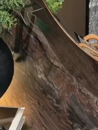 这个中古风的植物真的太美了太有氛围感了,相思木撞上水波纹亚克力真的好高级啊。用它 收纳各种瓶瓶罐罐小物件真的是美观又实用! #提升幸福感好物 #置物架 #收纳架