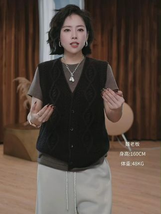 这款马甲也太绝了!超舒服软乎乎的,立体绞花显质感不臃肿,V 领一穿秒拉长颈线,自然卷边还带点慵懒劲儿~#老钱风 #高级感穿搭 #简约大气 #显瘦穿搭 #无限回购的宝藏单品 W.Diva【咖啡卷边】山羊绒羊毛立体绞花自然卷边V领马甲