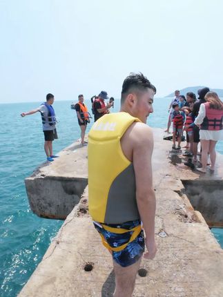 君不见黄衣小伙天上来,奔流到海仍复来。哈哈 #保持热爱奔赴山海 #游山玩水释放心情