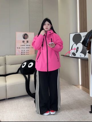 超亮眼的粉色冲锋衣,大码女生的时尚之选,直播间速来! #冲锋衣 #大码女装 #时尚穿搭 #粉色外套