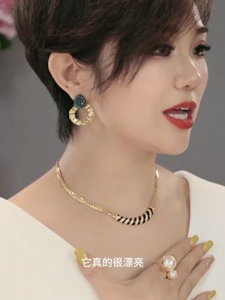 铜合金合成锆石耳饰 2025欧美轻奢新款复古高级感金色耳环女耳圈#首饰分享 #美出高级感 #耳环 #总有一款适合你 #首饰