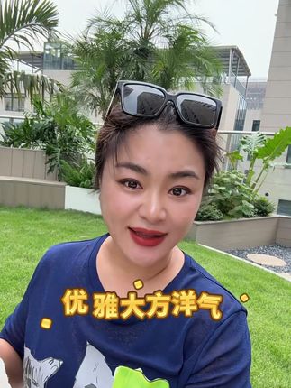 复古砖红调温和,双头唇釉设计实用。一头口红显色自然,另一头雨衣可作精华,日常用着方便,值得入手#口红#好物推荐
