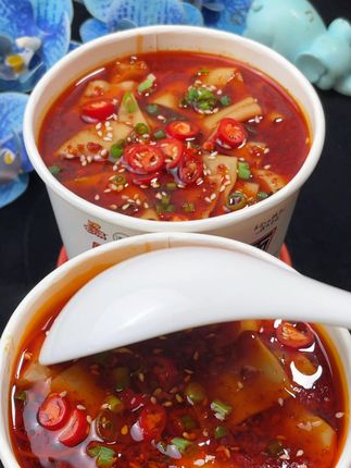辣子红亮面飘香!陕西油泼片片面,一口沦陷太绝了! #陕西风味 #油泼辣子片片面 #片片面 #好吃过瘾