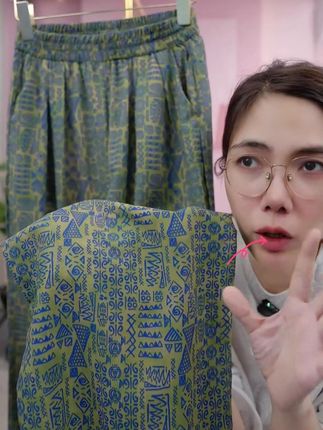 超赞的复古风套装来啦,直播间速看! #复古印花上衣 #宽松阔腿裤 #时尚穿搭推荐 #服装尺码详解