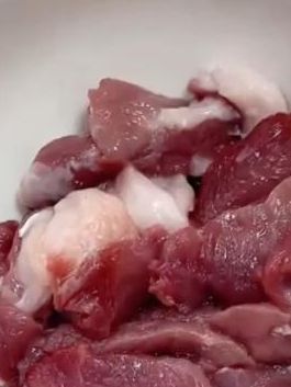 干渣肉 这是我今年第四次晒干渣肉了,这样做好的肉干香干香的孩子们非常喜欢吃,马上开学了,今天多做一点,放在冰箱里面,想吃的时候上锅蒸一蒸当下饭菜在合适不过了 #干渣肉 #米粉肉