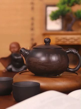 一壶茶,一松风,一方雅趣。这款紫陶迎客松西施壶,以经典西施壶型为韵,圆润柔和,壶身精雕迎客松,配以诗词,尽显东方雅致。450毫升黄金容量,自用惬意,赠礼显品位#匠心之作#紫陶壶#器物之美