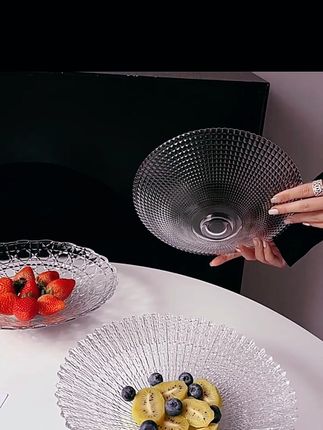 谁还没给自家水果安排上“水晶宝座”! 朋友来家里还以为我买了上百块的轻奢摆件,殊不知它只要个位数 不管是摆客厅当装饰,还是日常用来炫水果,格调直接拉满! 就问你,这样的果盘谁能不爱?快说说你想用它装哪种水果称霸朋友圈~ #家居好物 #果盘 #好物推荐🔥 #好物分享🔥 #生活仪式感很重要