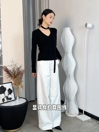 👀一眼就爱上了白色工装裤,很随意的穿搭, 却能又飒又A,果然简约穿搭不会过时还很耐看! 又有松紧腰带可调节,对身材包容度超高~#显瘦穿搭 #百搭神裤 #伞兵裤 #工装裤 #GXHOO