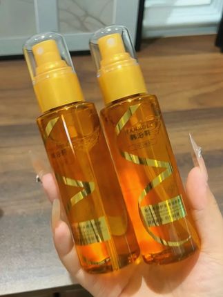 谁懂啊家人们!染烫后头发像枯草一样 —— 梳不通、吹完全是炸毛,用手一抓还掉断发,直到挖到这瓶护发精油喷雾,喷完头发顺得能滑手机,现在连托尼老师都问我用的啥!#洗护好物 #护肤好物 #护发精油 #护发精油喷雾 #好便宜好划算