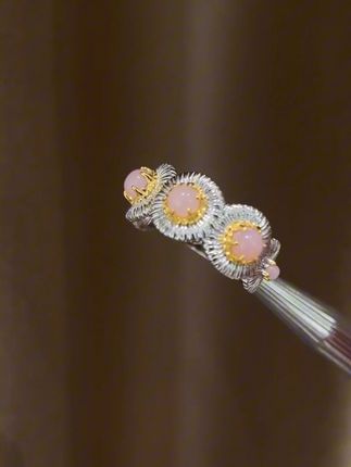 冰透粉色锆石拉丝戒指,绽放指尖的温柔光芒。精致拉丝工艺勾勒细腻纹理。轻盈透亮的粉色调,为日常穿搭注入浪漫仙气,举手投足间尽显优雅气质。#戒指 #小众设计感 #美出高级感 #戒指控 #首饰分享