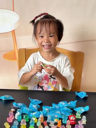 孩子表现好就奖励拆她拆一个,写作业更积极了,还是夜光的,孩子很喜欢#儿童礼物 #拆盲袋