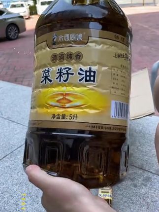 遵循传统工艺慢磨细榨,一点一滴凝萃着油菜籽的精华,每一滴都浸透着温润醇厚的原生香气。